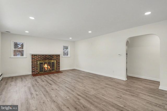 1030 E CANAL RD, Dover, PA 17315