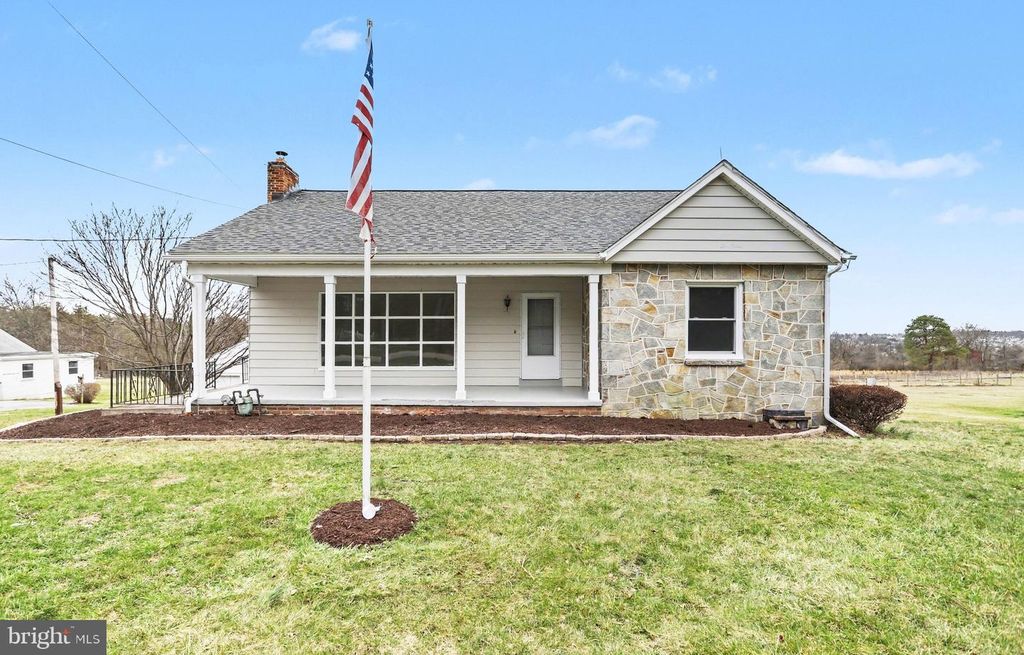 1030 E CANAL RD, Dover, PA 17315