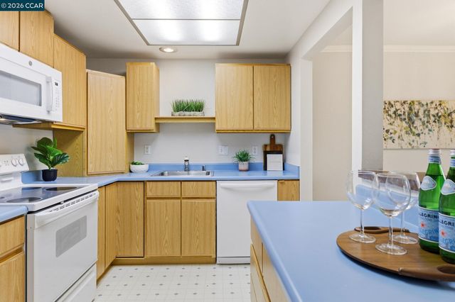 2333 Pine Knoll Dr 14, Walnut Creek, CA 94595