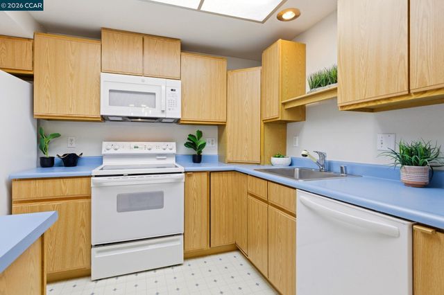 2333 Pine Knoll Dr 14, Walnut Creek, CA 94595