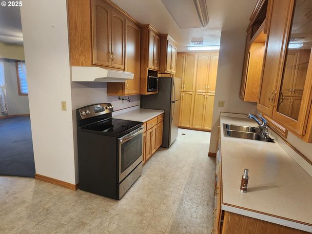 1880 LINNELL Ave, Roseburg, OR 97471