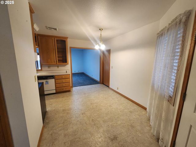 1880 LINNELL Ave, Roseburg, OR 97471