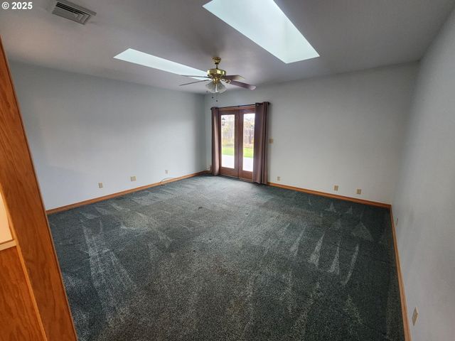 1880 LINNELL Ave, Roseburg, OR 97471