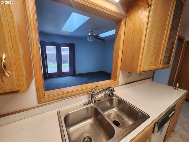 1880 LINNELL Ave, Roseburg, OR 97471