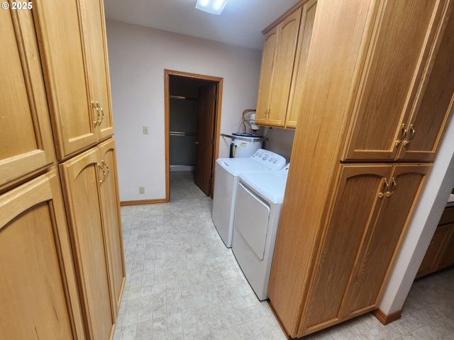 1880 LINNELL Ave, Roseburg, OR 97471