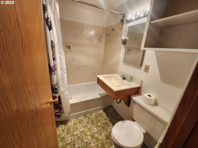 1880 LINNELL Ave, Roseburg, OR 97471