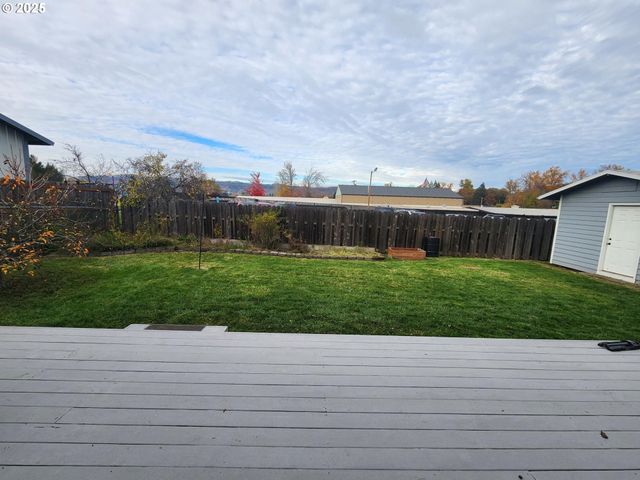 1880 LINNELL Ave, Roseburg, OR 97471