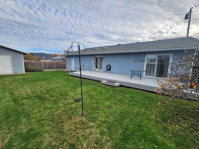 1880 LINNELL Ave, Roseburg, OR 97471