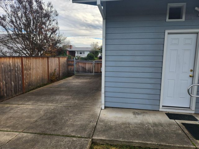 1880 LINNELL Ave, Roseburg, OR 97471