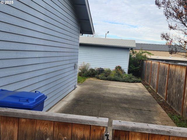 1880 LINNELL Ave, Roseburg, OR 97471