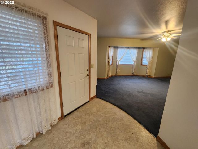 1880 LINNELL Ave, Roseburg, OR 97471