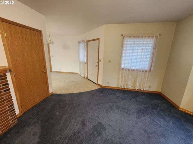 1880 LINNELL Ave, Roseburg, OR 97471