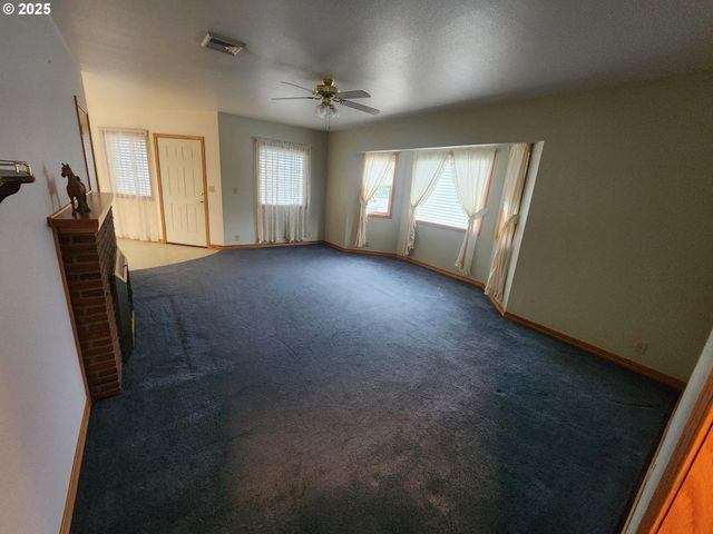 1880 LINNELL Ave, Roseburg, OR 97471