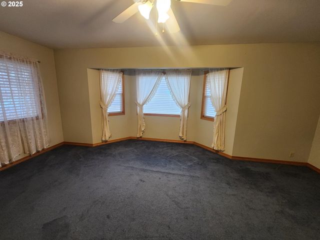 1880 LINNELL Ave, Roseburg, OR 97471