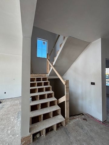 4 Sterling St, Shrewsbury, MA 01545