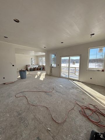 4 Sterling St, Shrewsbury, MA 01545