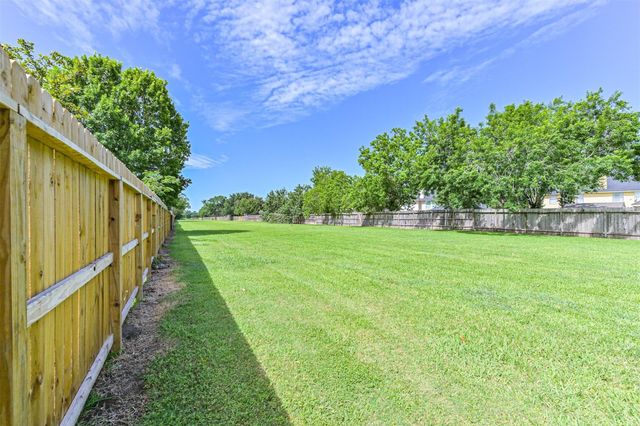 3602 Pine Stream Drive, Pearland, TX 77581