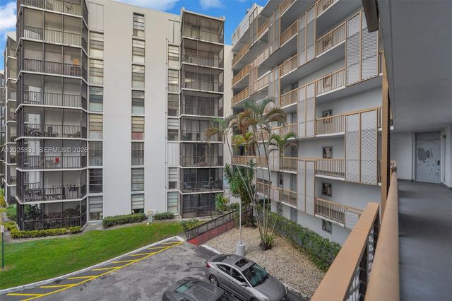 3401 N Country Club Dr 307, Aventura, FL 33180