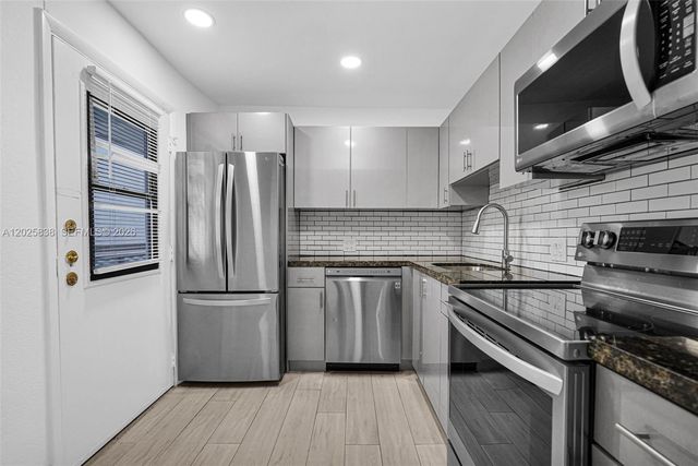 3401 N Country Club Dr 307, Aventura, FL 33180