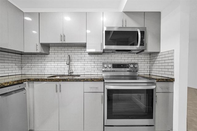 3401 N Country Club Dr 307, Aventura, FL 33180