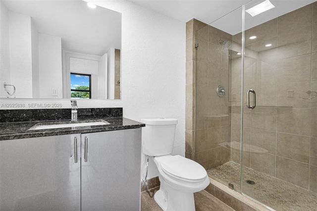 3401 N Country Club Dr 307, Aventura, FL 33180