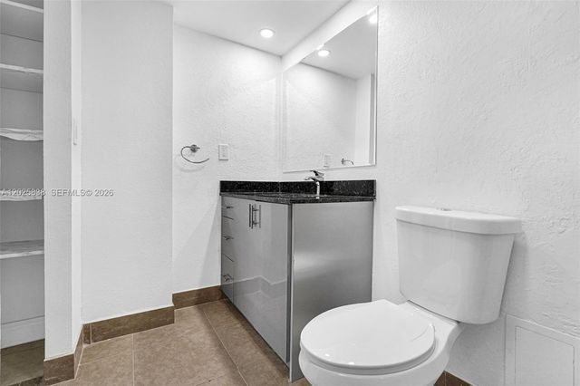 3401 N Country Club Dr 307, Aventura, FL 33180