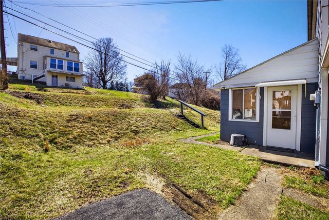 612 Independence Dr, Clairton, PA 15025