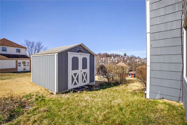 612 Independence Dr, Clairton, PA 15025