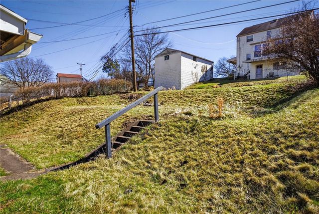 612 Independence Dr, Clairton, PA 15025