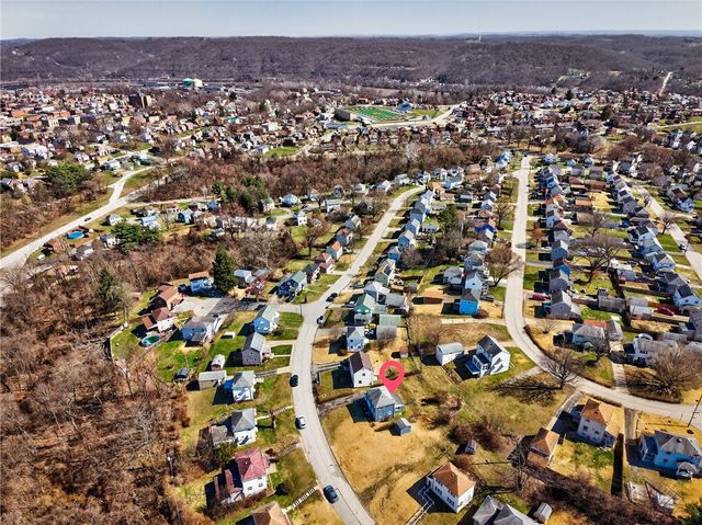 612 Independence Dr, Clairton, PA 15025