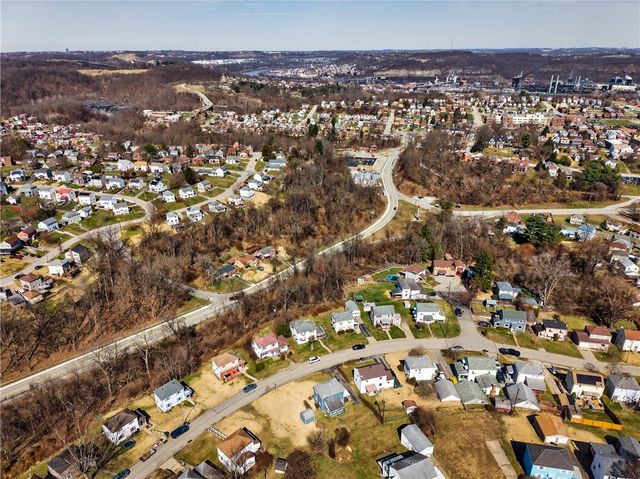 612 Independence Dr, Clairton, PA 15025