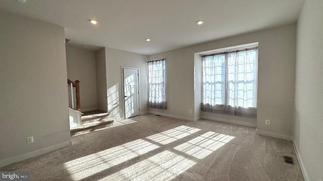 2060 RIVERS DR, Newark, DE 19702