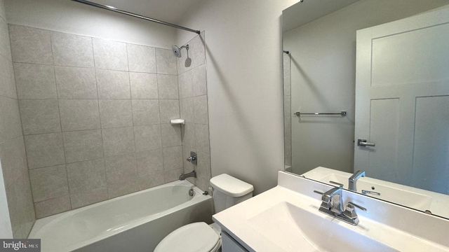 2060 RIVERS DR, Newark, DE 19702