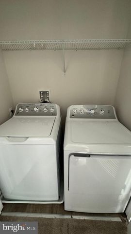 2060 RIVERS DR, Newark, DE 19702