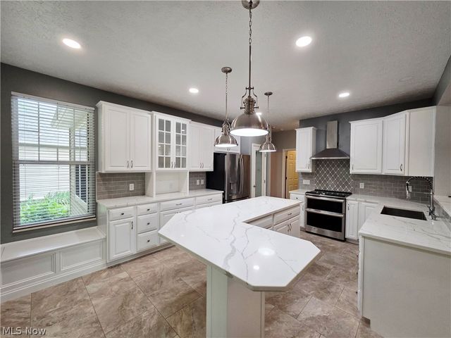 1901 Pembrooke Lane, Avon, OH 44011