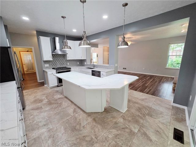 1901 Pembrooke Lane, Avon, OH 44011