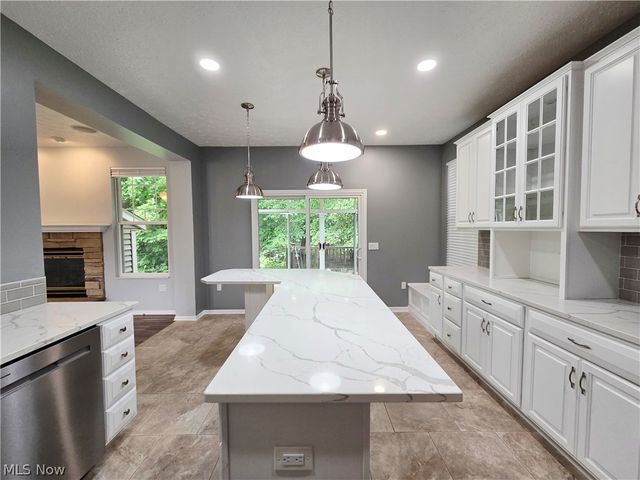 1901 Pembrooke Lane, Avon, OH 44011
