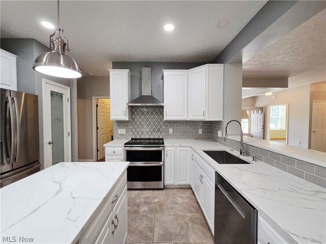1901 Pembrooke Lane, Avon, OH 44011