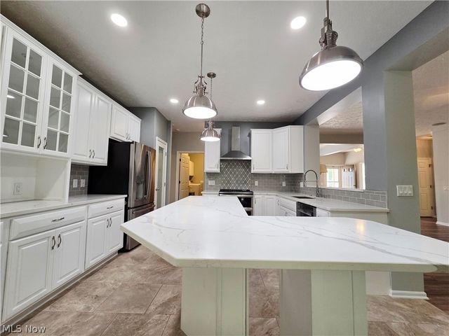 1901 Pembrooke Lane, Avon, OH 44011