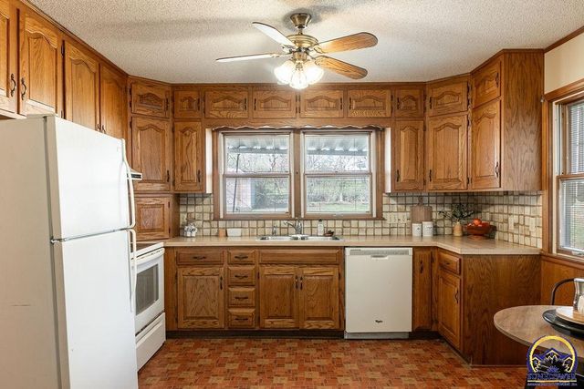 1014 SE 30th St, Topeka, KS 66605