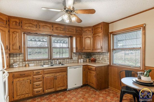 1014 SE 30th St, Topeka, KS 66605