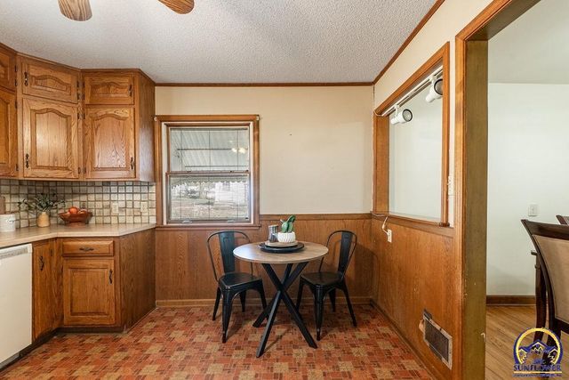 1014 SE 30th St, Topeka, KS 66605