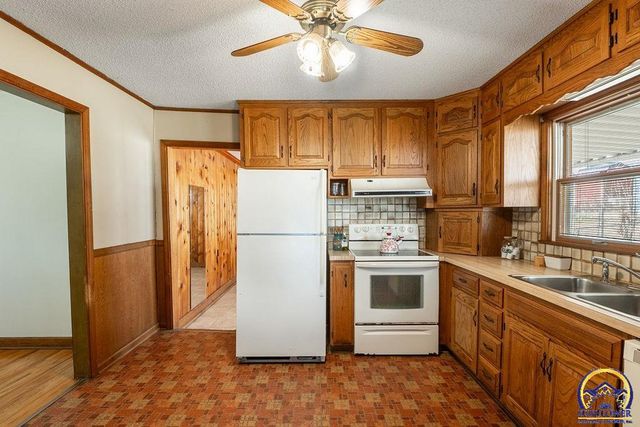 1014 SE 30th St, Topeka, KS 66605