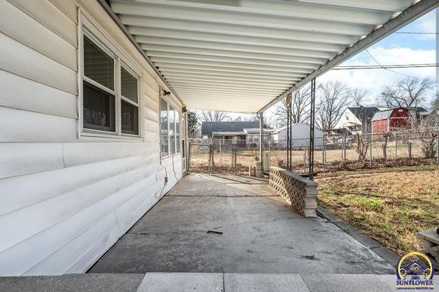 1014 SE 30th St, Topeka, KS 66605