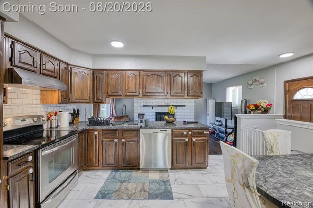 6631 Burnham Drive, Canton, MI 48187