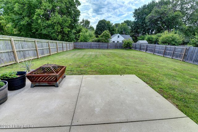 9004 Manslick Cmns Dr, Louisville, KY 40219