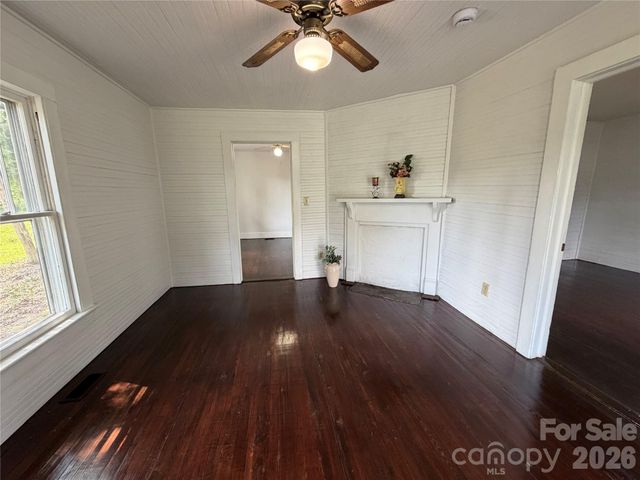 142 26th Street SW, Hickory, NC 28602
