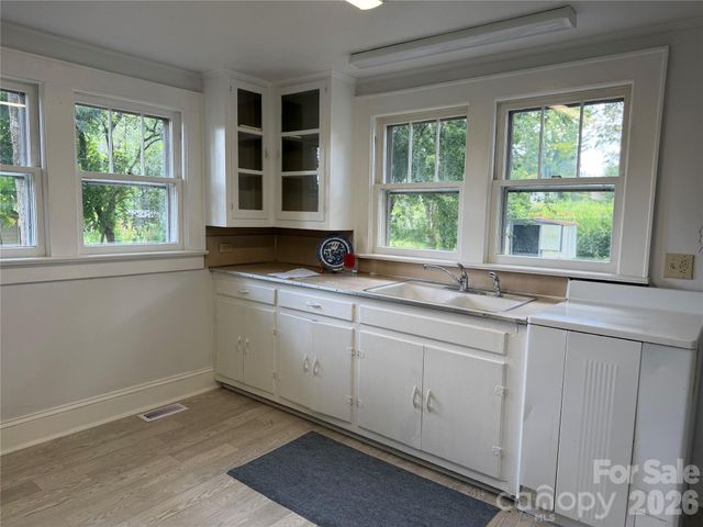 142 26th Street SW, Hickory, NC 28602
