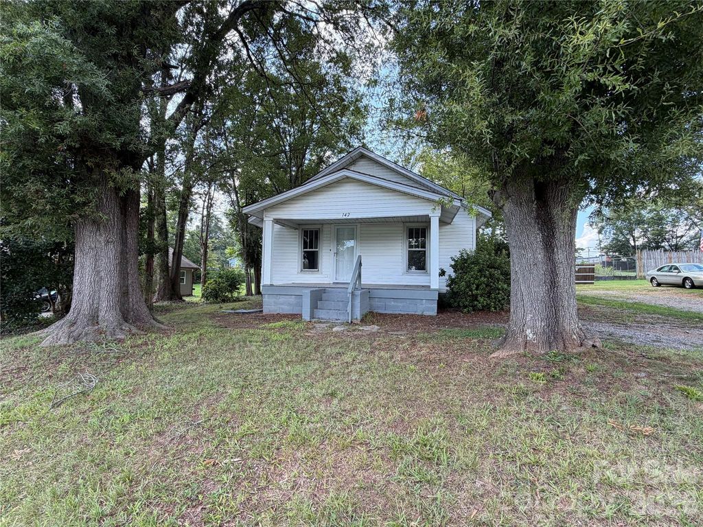 142 26th Street SW, Hickory, NC 28602