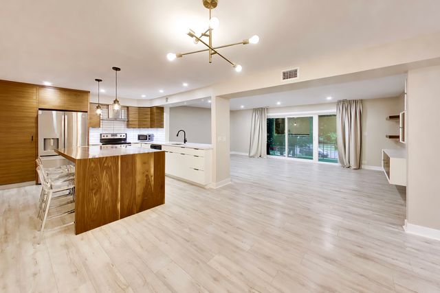 1030 S Fernandez Avenue 2B, Arlington Heights, IL 60005